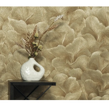 Zlatá tapeta s květinovým vzorem, dekorace s vázou a sušenými květinami na polici