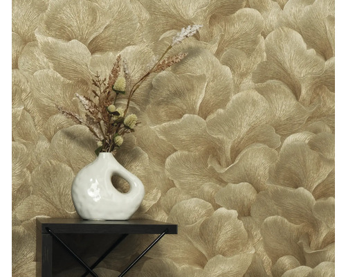 Zlatá tapeta s květinovým vzorem, dekorace s vázou a sušenými květinami na polici