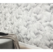 Tapeta s květinovým vzorem na zdi