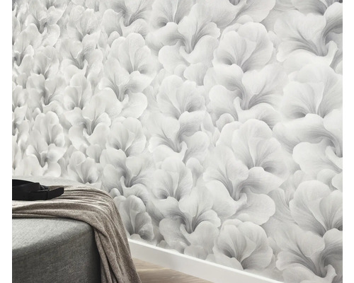 Tapeta s květinovým vzorem na zdi