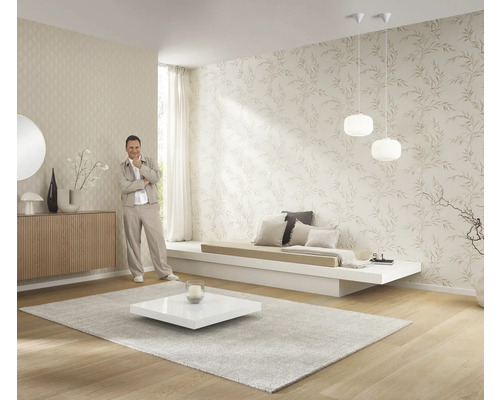 Světlý obývací pokoj s tapetami se vzory, nízkou pohovkou, kobercem a dekorací