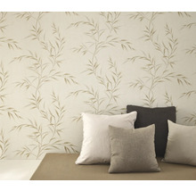 Tapeta s rostlinným vzorem a polštáře na lavici