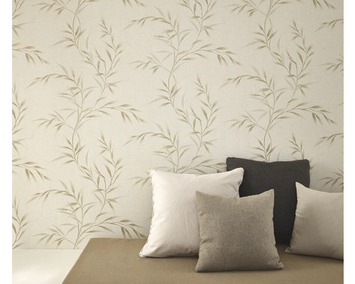 Tapeta s rostlinným vzorem a polštáře na lavici