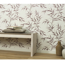 Dekorativní interiér s tapetou, lavicí a doplňky pro útulný domov.