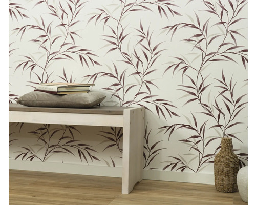 Dekorativní interiér s tapetou, lavicí a doplňky pro útulný domov.