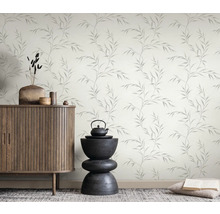 Pohled na pokoj se skříní, dekorací a tapetou se vzorem listů