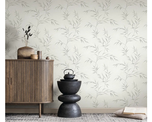 Pohled na pokoj se skříní, dekorací a tapetou se vzorem listů