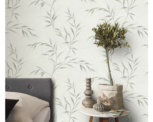 Dekorativní pokoj se vzorovanou tapetou a příručním stolkem