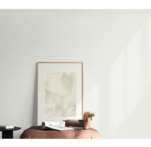 Dekorativní obraz s rámem, umístěný na stoličce s příslušenstvím