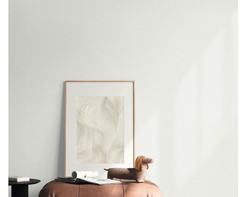 Dekorativní obraz s rámem, umístěný na stoličce s příslušenstvím