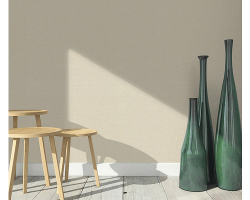 Scéna se třemi dřevěnými stoličkami a třemi štíhlými dekorativními vázami na dřevěné podlaze před zdí