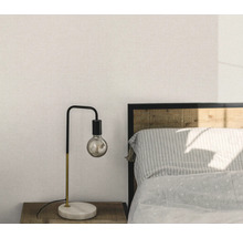 Ložnice s noční lampou s odkrytou žárovkou