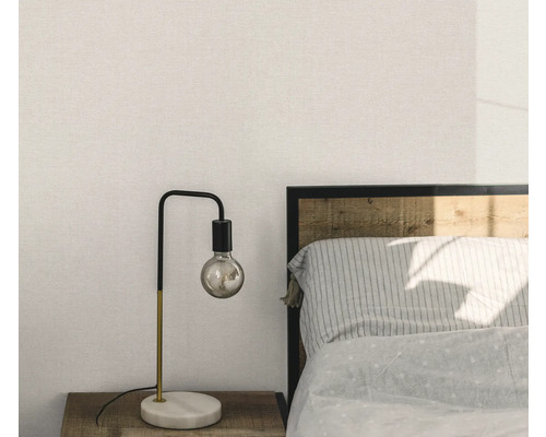 Ložnice s noční lampou s odkrytou žárovkou