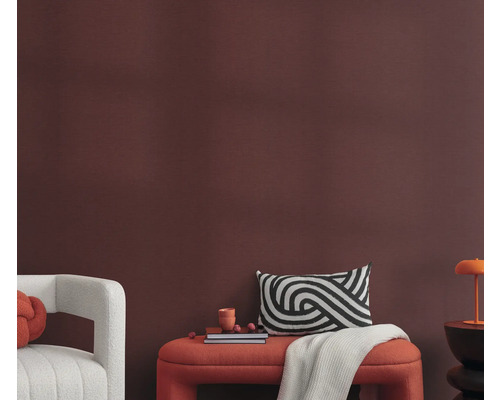 Obývací pokoj s lavicí, polštáři a dekorací před stěnou