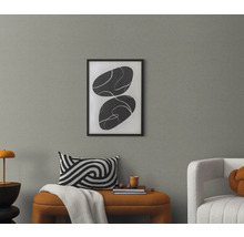 Obývací pokoj s abstraktním obrazem, polštářem a lavicí