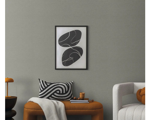 Obývací pokoj s abstraktním obrazem, polštářem a lavicí