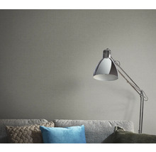 Obývací pokoj se šedou tapetou, pohovkou a stojací lampou