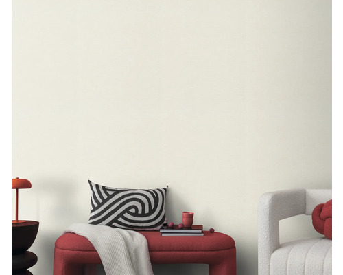 Obývací pokoj s lavicí, polštářem a dekorací před světlou stěnou