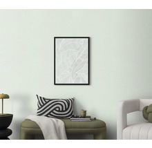 Dekorace obývacího pokoje s zarámovaným obrázkem s motivem listů