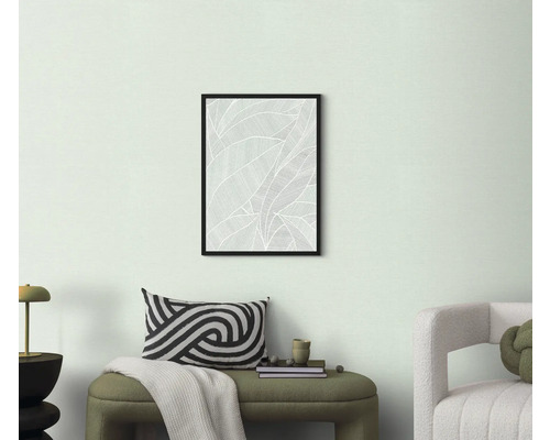 Dekorace obývacího pokoje s zarámovaným obrázkem s motivem listů