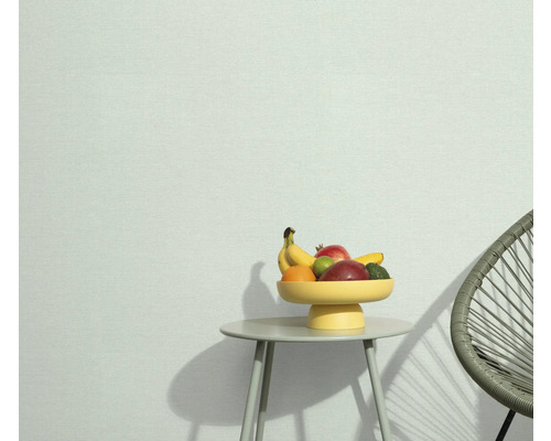 Světlá místnost se stolem, mísou s ovocem a židlí