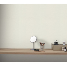 Dekorativní kosmetické zboží na toaletním stolku před zdí