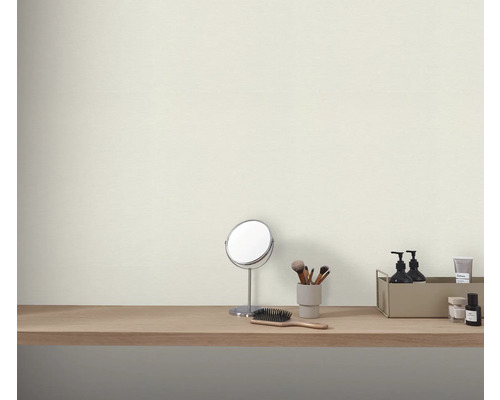 Dekorativní kosmetické zboží na toaletním stolku před zdí