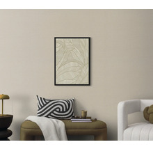 Obývací pokoj s zarámovaným obrazem se vzorem listů