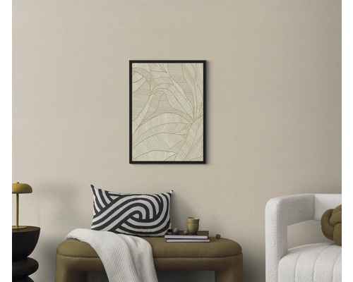 Obývací pokoj s zarámovaným obrazem se vzorem listů