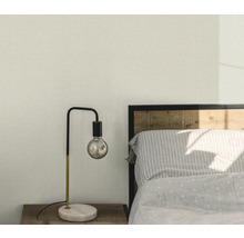 Ložnice s noční lampou a vzorovanou tapetou