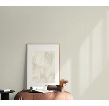 Dekorativní obytné prostředí s tapetou se vzorem, zarámovaným obrázkem a dekorativní figurkou