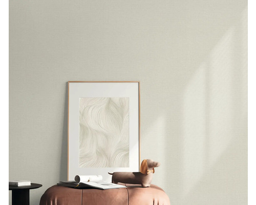 Dekorativní obytné prostředí s tapetou se vzorem, zarámovaným obrázkem a dekorativní figurkou