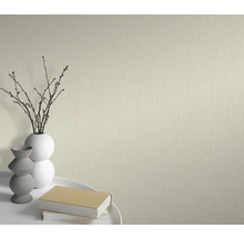 Detailní záběr strukturované tapety s vázami a knihami na stole