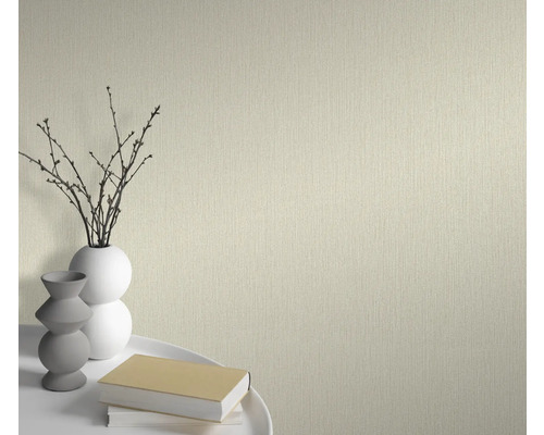 Detailní záběr strukturované tapety s vázami a knihami na stole