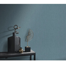 Dekorativní tapeta s abstraktními ornamenty na stole