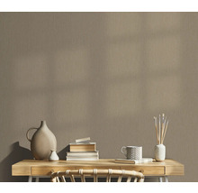 Detail béžové vinylové tapety s jemnou texturou imitující dřevo