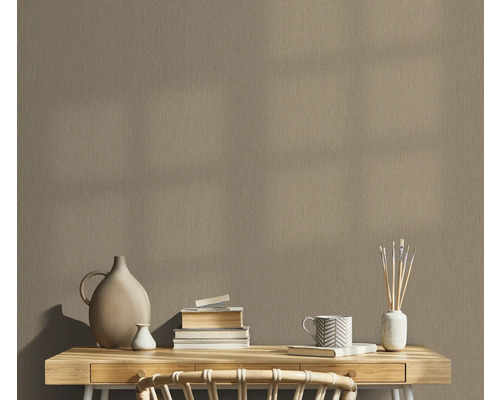 Detail béžové vinylové tapety s jemnou texturou imitující dřevo