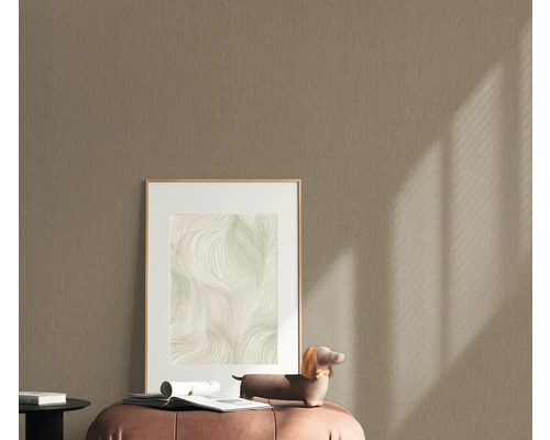 Strukturovaná tapeta v obývacím pokoji s dekorací