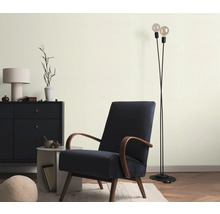 Obývací pokoj s křeslem, stojací lampou a komodou pro stylové prostředí