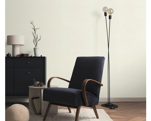 Obývací pokoj s křeslem, stojací lampou a komodou pro stylové prostředí