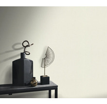 Dekorativní prvky na stole před stěnou.