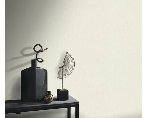 Dekorativní prvky na stole před stěnou.