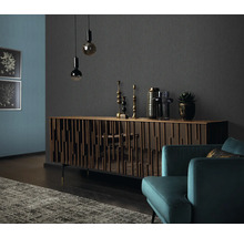 Obývací pokoj s komodou, dekorací a křeslem