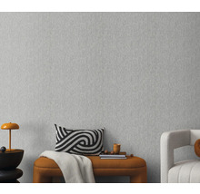 Detailní záběr šedé vliesové tapety s jemnou texturou