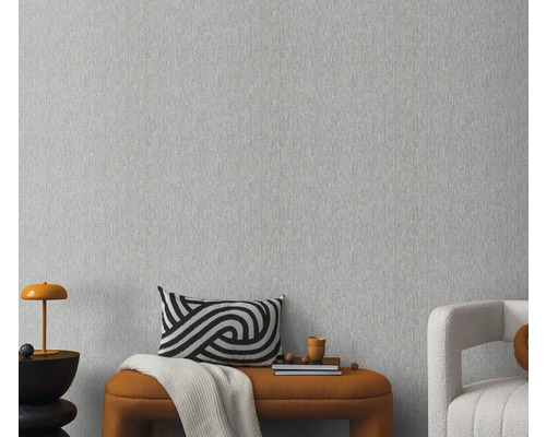 Detailní záběr šedé vliesové tapety s jemnou texturou