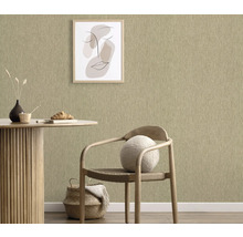 Detail stěny s textilní tapetou, kombinovaný s jídelním stolem, židlí a zarámovaným obrazem