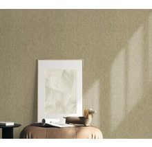 Textilní tapeta v interiéru s rámem na obrazy a dekorací