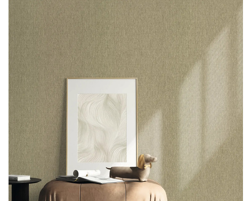 Textilní tapeta v interiéru s rámem na obrazy a dekorací