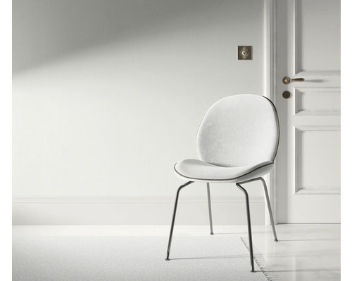 Scéna se židlí s kovovýma nohama a čalouněným sedákem ve světlé místnosti.