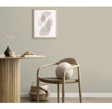 Příklad uspořádání s tapetou na zdi, dřevěným stolem a židlí